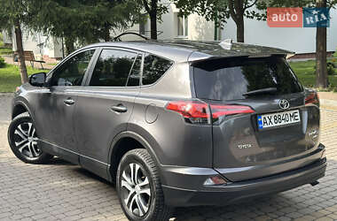 Внедорожник / Кроссовер Toyota RAV4 2017 в 