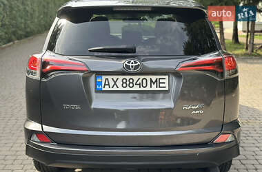 Внедорожник / Кроссовер Toyota RAV4 2017 в 