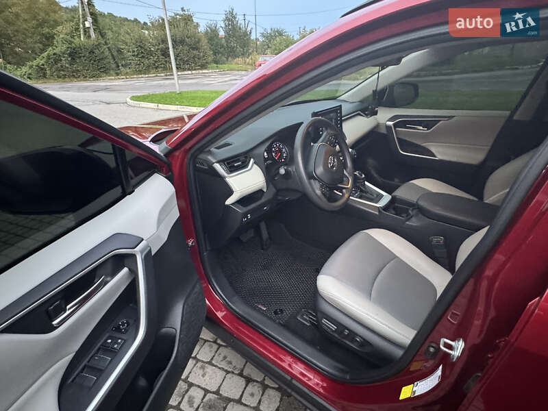 Позашляховик / Кросовер Toyota RAV4 2020 в Львові
