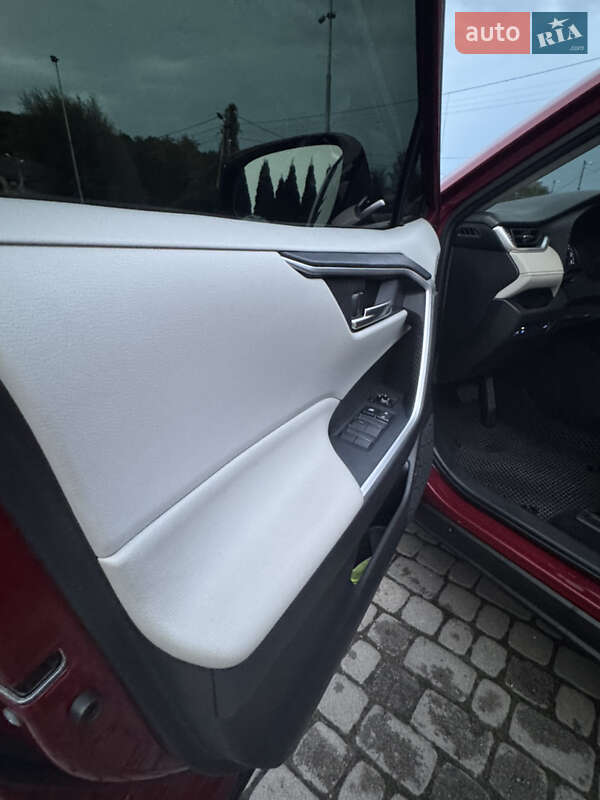 Позашляховик / Кросовер Toyota RAV4 2020 в Львові