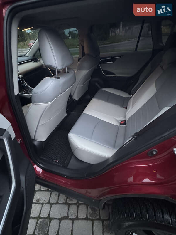 Позашляховик / Кросовер Toyota RAV4 2020 в Львові