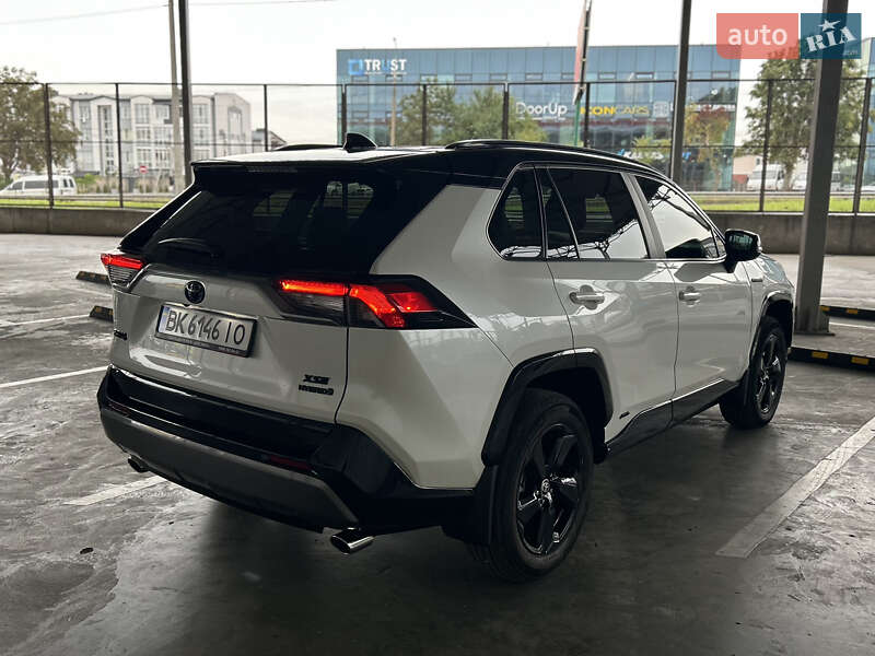 Внедорожник / Кроссовер Toyota RAV4 2021 в Ровно