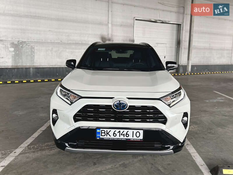 Внедорожник / Кроссовер Toyota RAV4 2021 в Ровно