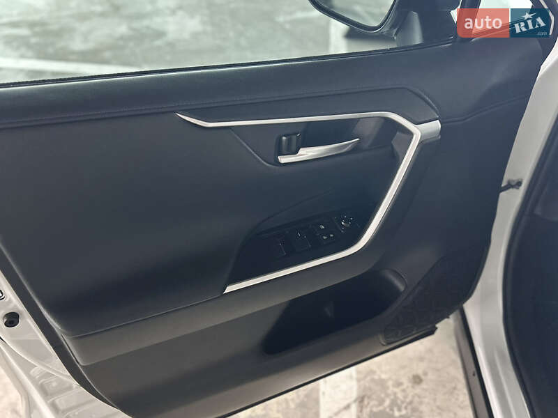 Внедорожник / Кроссовер Toyota RAV4 2021 в Ровно