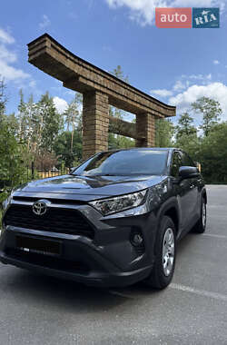 Внедорожник / Кроссовер Toyota RAV4 2020 в Киеве