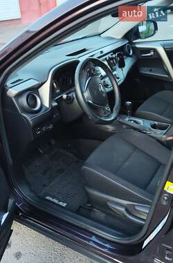 Внедорожник / Кроссовер Toyota RAV4 2017 в 