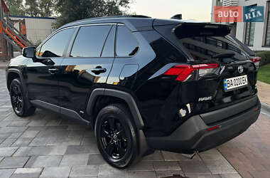Внедорожник / Кроссовер Toyota RAV4 2021 в 