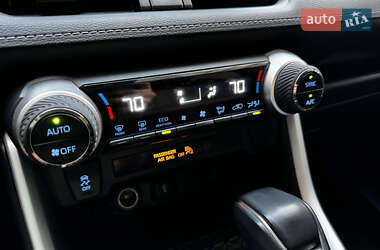 Внедорожник / Кроссовер Toyota RAV4 2021 в 