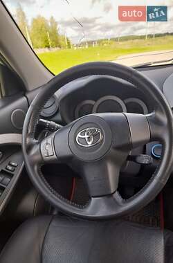 Внедорожник / Кроссовер Toyota RAV4 2005 в 