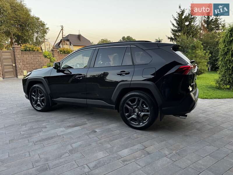 Позашляховик / Кросовер Toyota RAV4 2024 в Рівному