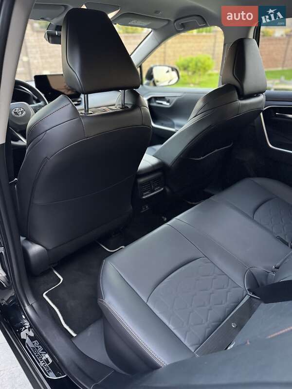 Позашляховик / Кросовер Toyota RAV4 2024 в Рівному