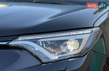 Внедорожник / Кроссовер Toyota RAV4 2017 в 