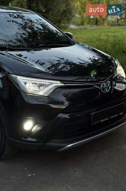 Позашляховик / Кросовер Toyota RAV4 2017 в Рівному