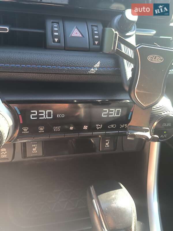 Позашляховик / Кросовер Toyota RAV4 2019 в Дніпрі