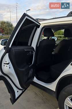 Внедорожник / Кроссовер Toyota RAV4 2020 в 
