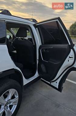 Внедорожник / Кроссовер Toyota RAV4 2020 в 