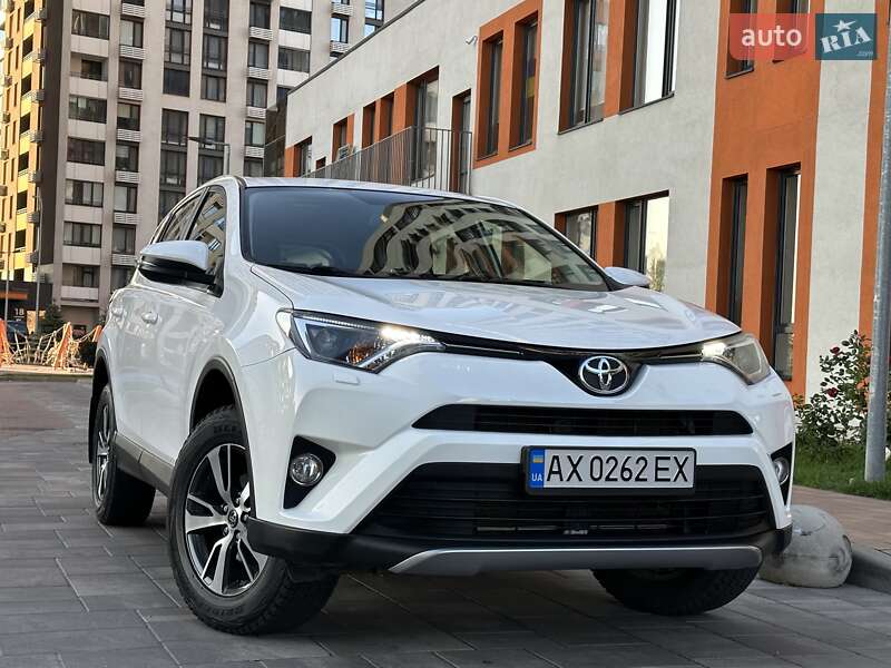 Внедорожник / Кроссовер Toyota RAV4 2017 в Киеве