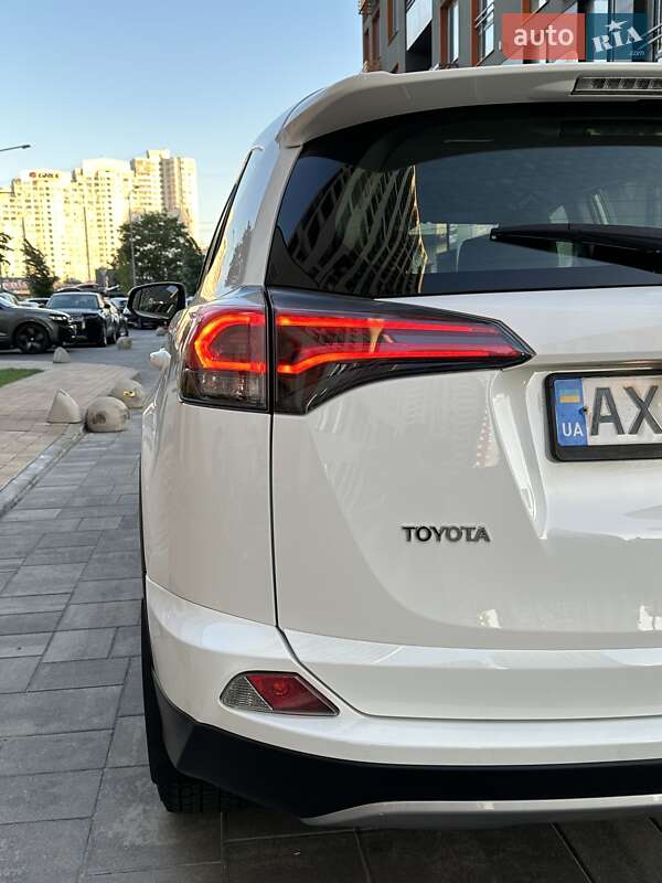 Внедорожник / Кроссовер Toyota RAV4 2017 в Киеве