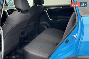 Внедорожник / Кроссовер Toyota RAV4 2019 в 