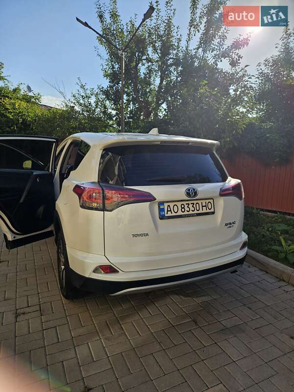 Внедорожник / Кроссовер Toyota RAV4 2016 в Мукачево