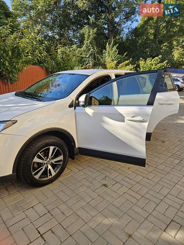 Внедорожник / Кроссовер Toyota RAV4 2016 в Мукачево