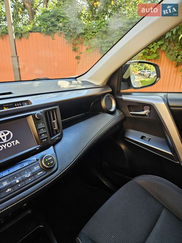 Внедорожник / Кроссовер Toyota RAV4 2016 в Мукачево