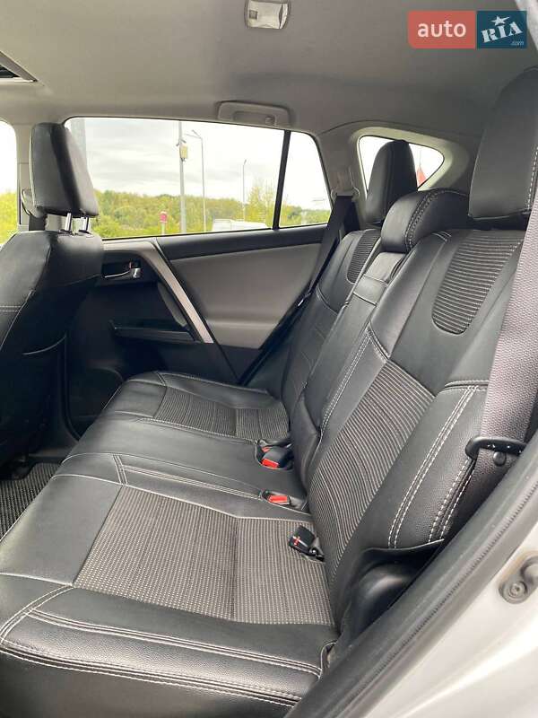 Внедорожник / Кроссовер Toyota RAV4 2016 в Виннице