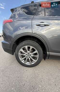 Внедорожник / Кроссовер Toyota RAV4 2017 в 
