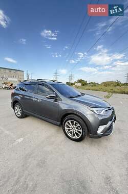Внедорожник / Кроссовер Toyota RAV4 2017 в 