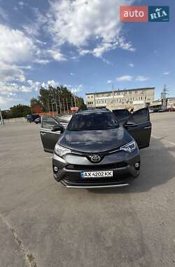 Внедорожник / Кроссовер Toyota RAV4 2017 в 