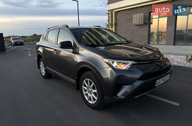 Внедорожник / Кроссовер Toyota RAV4 2018 в 