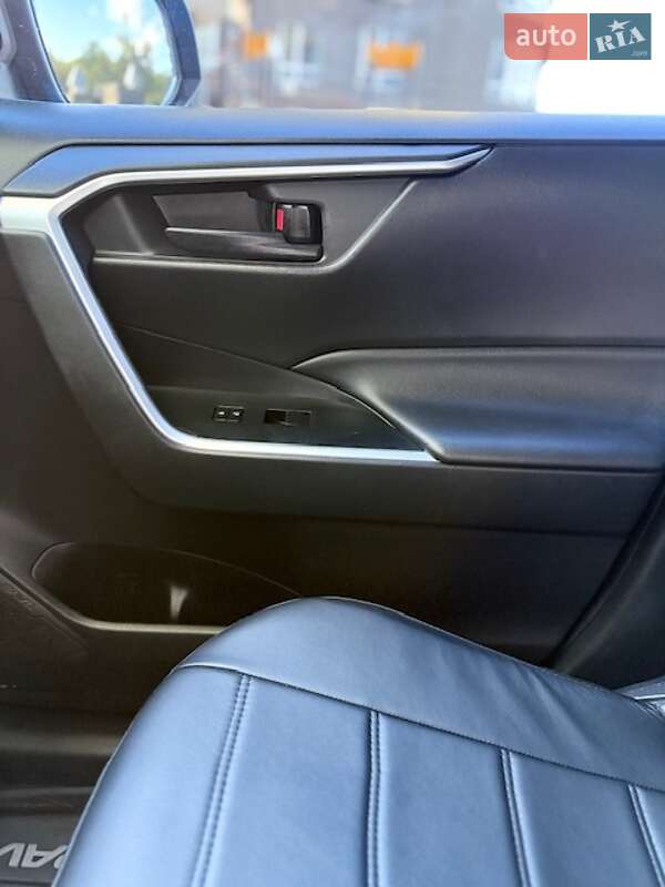 Позашляховик / Кросовер Toyota RAV4 2021 в Києві