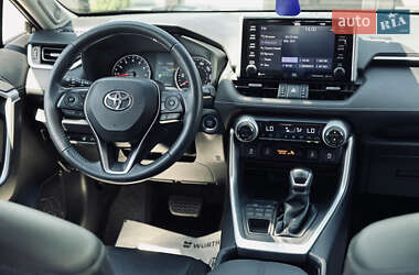 Внедорожник / Кроссовер Toyota RAV4 2019 в 