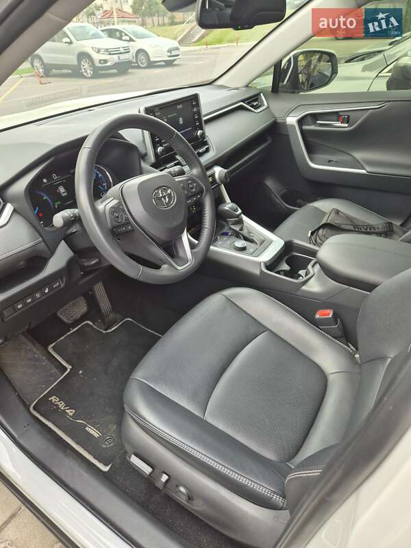 Внедорожник / Кроссовер Toyota RAV4 2021 в Киеве