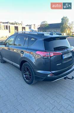 Внедорожник / Кроссовер Toyota RAV4 2015 в 