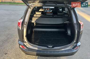 Внедорожник / Кроссовер Toyota RAV4 2018 в 