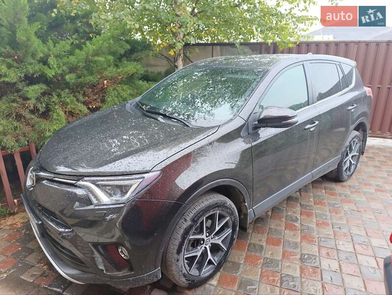 Внедорожник / Кроссовер Toyota RAV4 2017 в 