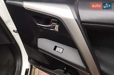 Внедорожник / Кроссовер Toyota RAV4 2013 в 