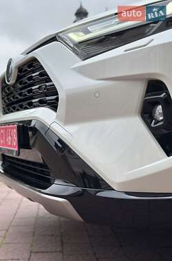 Внедорожник / Кроссовер Toyota RAV4 2022 в 