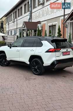 Внедорожник / Кроссовер Toyota RAV4 2022 в 