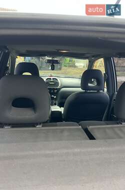 Внедорожник / Кроссовер Toyota RAV4 2004 в 
