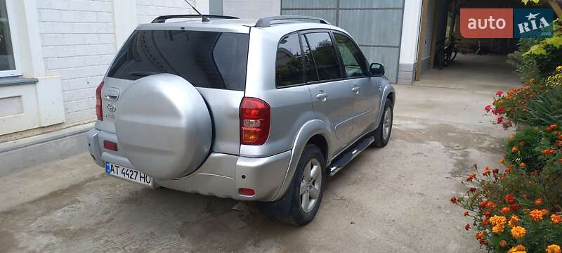 Позашляховик / Кросовер Toyota RAV4 2004 в Чернівцях