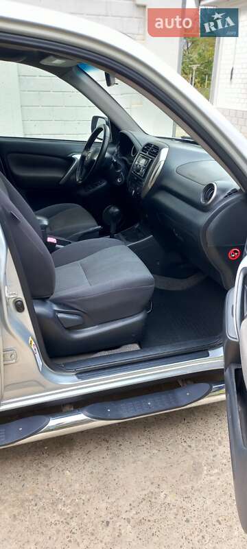 Позашляховик / Кросовер Toyota RAV4 2004 в Чернівцях