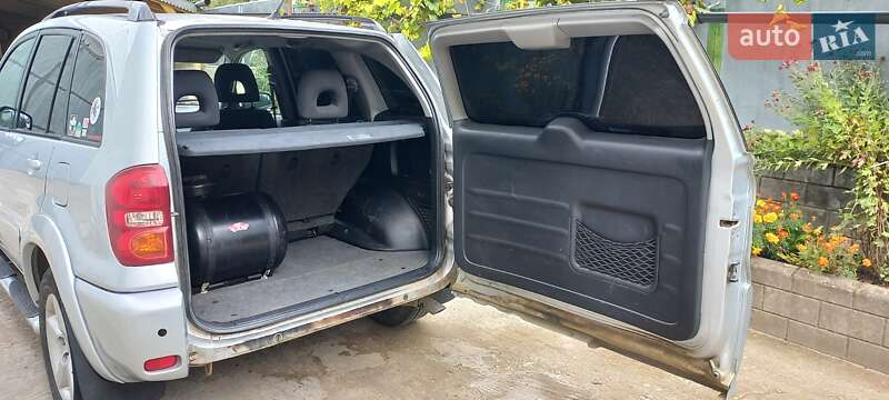 Позашляховик / Кросовер Toyota RAV4 2004 в Чернівцях