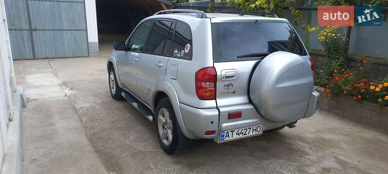 Позашляховик / Кросовер Toyota RAV4 2004 в Чернівцях