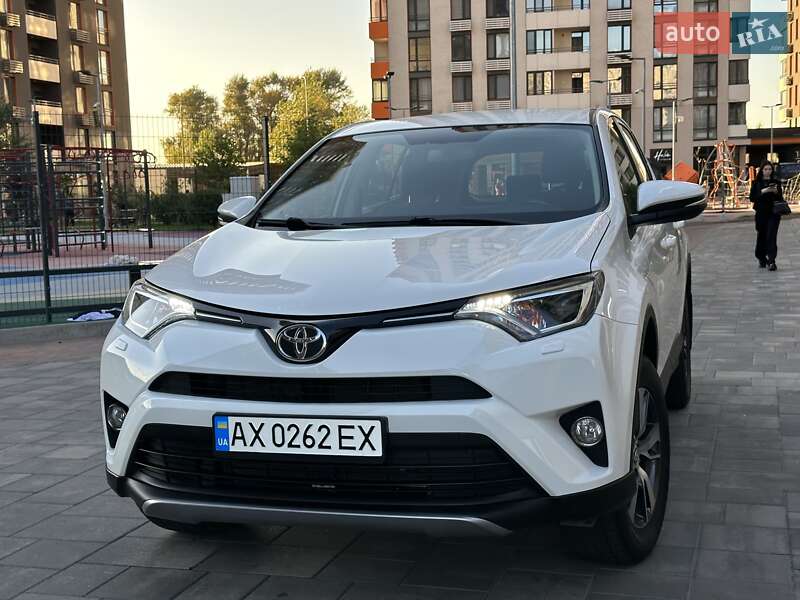 Внедорожник / Кроссовер Toyota RAV4 2017 в Киеве