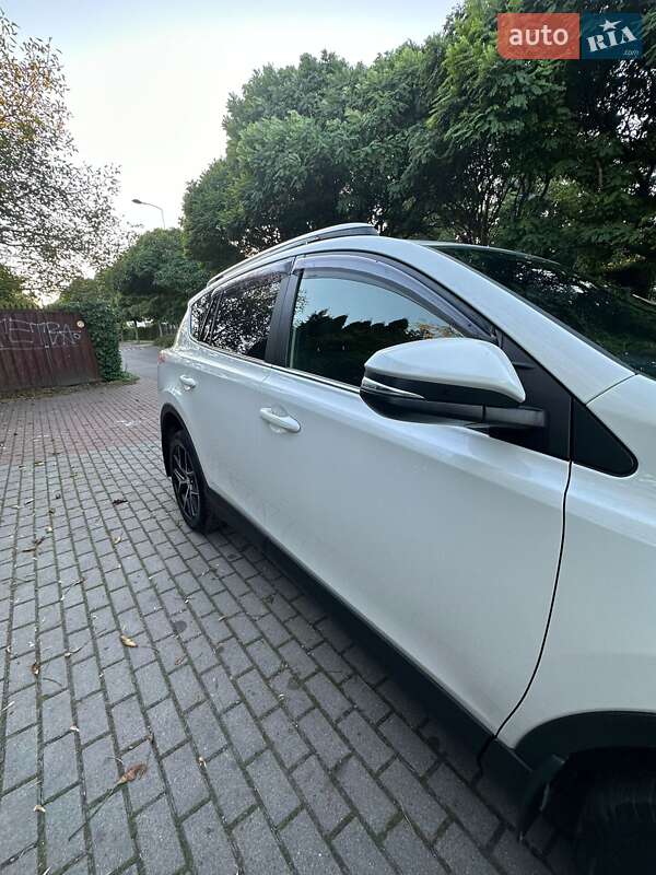 Позашляховик / Кросовер Toyota RAV4 2017 в Києві