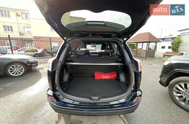 Позашляховик / Кросовер Toyota RAV4 2018 в 