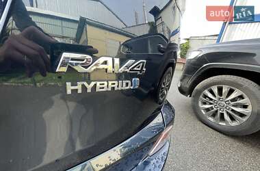 Позашляховик / Кросовер Toyota RAV4 2018 в 