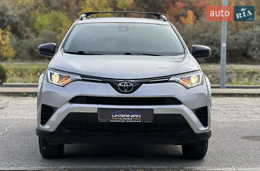 Внедорожник / Кроссовер Toyota RAV4 2018 в 